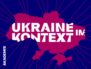 Visual: Die Umrisse der Ukraine in berry auf blauem Grund, darin der Text: Ukraine im Kontext.