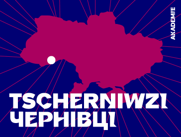 Die Umrisse der Ukraine als berryfarbene Farbfläche, der Hintergrund blau, Weißer Schriftzug Tscherniwzi auf Deutsch und Ukrainisch.