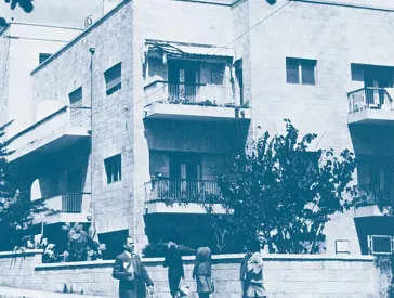 Book cover by Thomas Sparr: Grunewald im Orient - Das deutsch-jüdische Jerusalem. The photo on the book cover shows a street corner in Rechavia with a house, trees and passers-by.