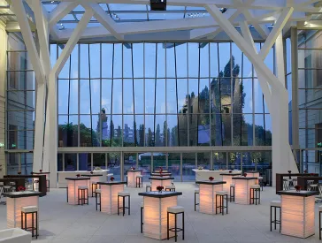 Blick in den Glashof mit Stehtischen