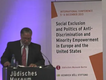 Lonnie Bunch h&auml;lt an einem Rednerpult einen Vortrag