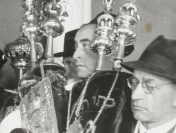 Männer halten Torarollen in den Händen.