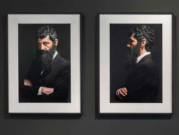 Zwei unterschiedliche Selbstporträts einer Person mit dichtem Haar und langem Bart im Anzug.