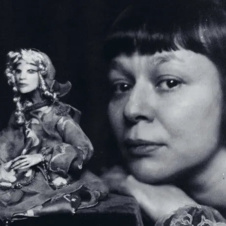 Porträt von Lotte Pritzel mit einer Handpuppe.