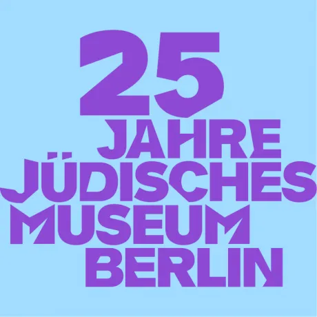 Lila Schrift auf blauem Hintergrund: 25 Jahre J&uuml;disches Museum Berlin.
