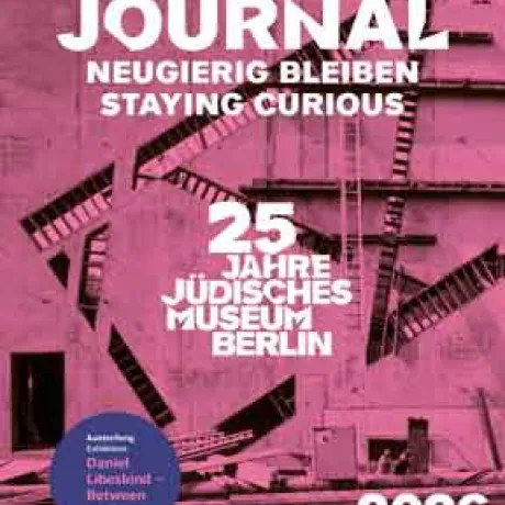Das Bild zeigt ein Zeitschriftencover, auf dem das Foto einer Baustelle zu sehen ist, das komplett in rosa eingef&auml;rbt wurde. Dar&uuml;ber platziert stehe oben "JMB Journal: Neugierig bleiben", in der Mitte "25 Jahre JMB" und rechts unten "2026, No. 28". Ein lilafarbener Kreis links unten enth&auml;lt in wei&szlig;er und rosa Schrift einen Hinweis: "Ausstellung: Daniel Libeskind - Between the Lines".