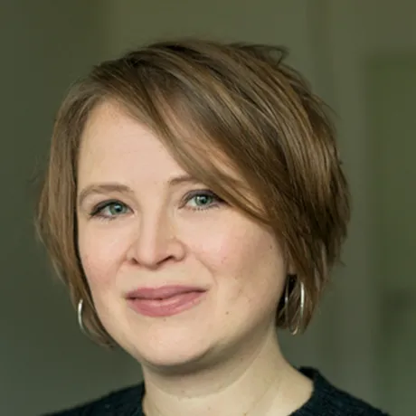 Frau schaut freundlich in die Kamera.