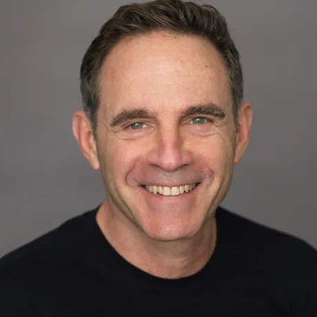 Mann l&auml;chelt freundlich in die Kamera.