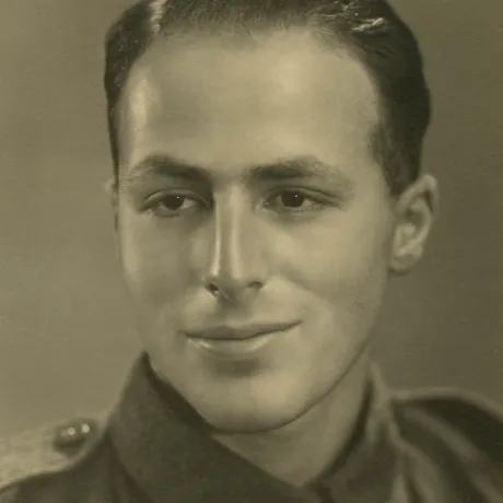 Schwarz-Weiß Bild. Junger Mann in Soldatenuniform