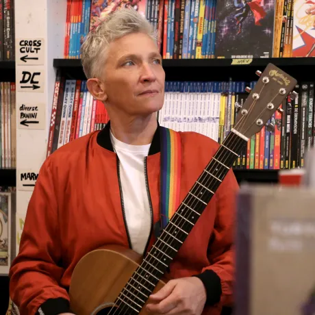 Suli Pushban mit Guitarre