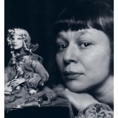 Porträt von Lotte Pritzel mit einer Handpuppe.