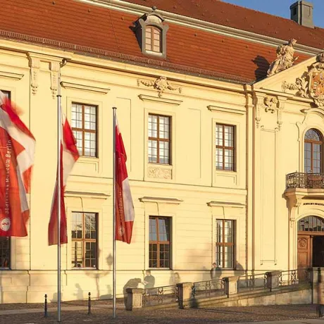 Au&szlig;enfassade des JMb-Altbaus.