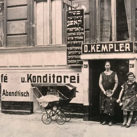 Das Gesch&auml;ft von David Kempler mit der Aufschrift &bdquo;Krakauer Caf&eacute; und Konditorei, Fr&uuml;hst&uuml;ck, Abendtisch&ldquo;