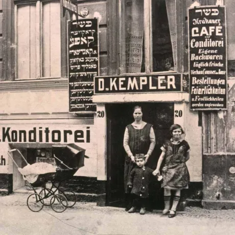 Das Geschäft von David Kempler mit der Aufschrift „Krakauer Café und Konditorei, Frühstück, Abendtisch“