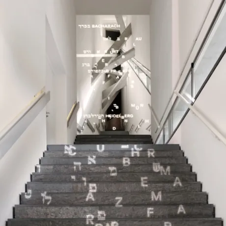Treppe mit Lichtprojektion