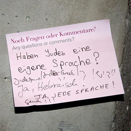 Post-It mit Handschrift und Zeichnung.