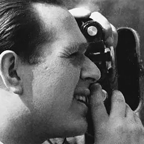 Fred Stein im Seitenprofil beim Fotografieren