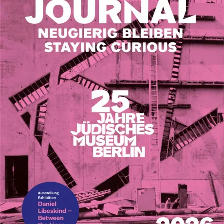 Zeitschriftencover mit rosa eingef&auml;rbtem Foto einer Baustelle. Dar&uuml;ber platziert steht oben &bdquo;JMB Journal: Neugierig bleiben&ldquo;, in der Mitte &bdquo;25 Jahre JMB&ldquo; und rechts unten &bdquo;2026, No. 28&ldquo;. Ein lilafarbener Kreis links unten enth&auml;lt in wei&szlig;er und rosa Schrift den Hinweis: &bdquo;Ausstellung: Daniel Libeskind - Between the Lines&ldquo;.