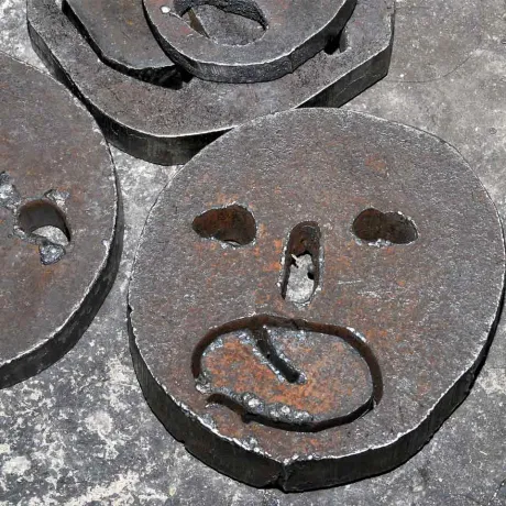 Gro&szlig;aufnahme eines einzelnen Gesichts, umrahmt von weiteren, angeschnittenen Gesichter