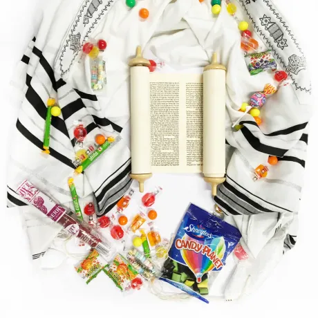 Tora, Tallit, Süßigkeiten