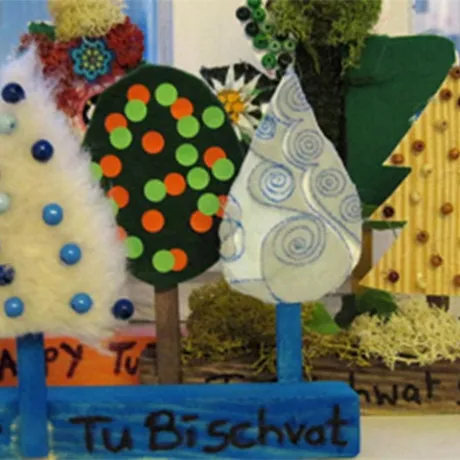 Aus buntem Papier gebastelte B&auml;ume.