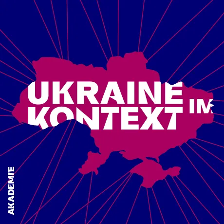 Visual: Die Umrisse der Ukraine in berry auf blauem Grund, darin der Text: Ukraine im Kontext.