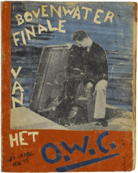 Titelblatt des Magazins Het Onderwater Cabaret vom 3. April 1945 mit einer rot-blauen Collage von einem Mann, der aus einer Luke rauskommt und diese aufhält, damit ein weiterer Mann herausrauskommen kann.
