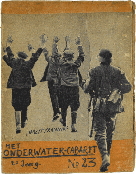 Titelblatt des Magazins Het Onderwater Cabaret vom 03. Juni 1944 mit einer Collage von vier Menschen, deren Rücken man sieht, mit gehobenen Händen und einem Mann in Uniform, der mit einer Waffe hinter ihnen geht.