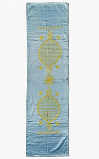 Längsrechteckiges Tuch aus hellblauer Seide mit Inschrift und Ornamenten in gelber Stickerei