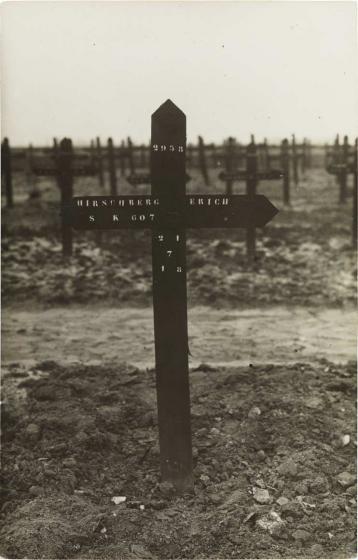 Schwarz-weiß-Foto: Grabkreuz mit Inschrift