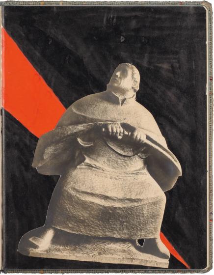 Collage einer Statue auf schwarzen Grund mit rotem Keil