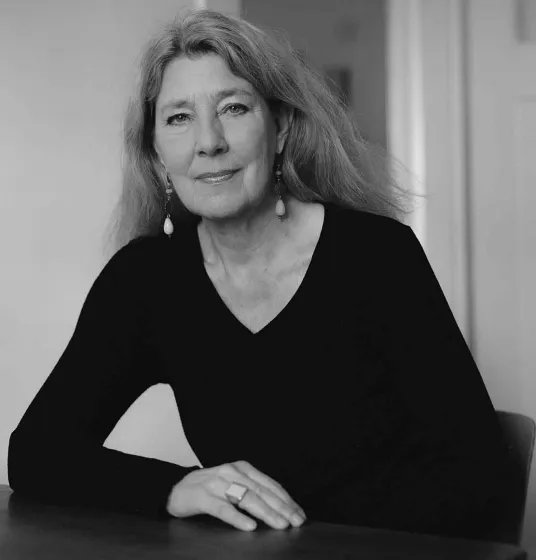 S-W-Foto: Portrait von Henriette Kaiser. Sie schaut freundlich in die Kamera.