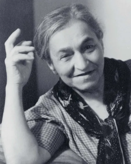 Schwarz-weiß-Foto einer Frau. 