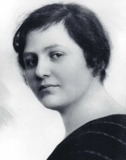 Fotographisches Porträt einer Frau mit kurzen Haaren.