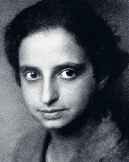 Schwarz-weiß-Foto einer Frau. 