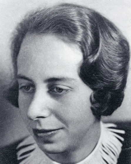 Historische Schwarz-Weiß-Fotografie einer Frau mit gewellten Haaren