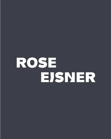 Schwarze Fläche auf der in weißen Buchstaben der Name "Rose Eisner" steht.