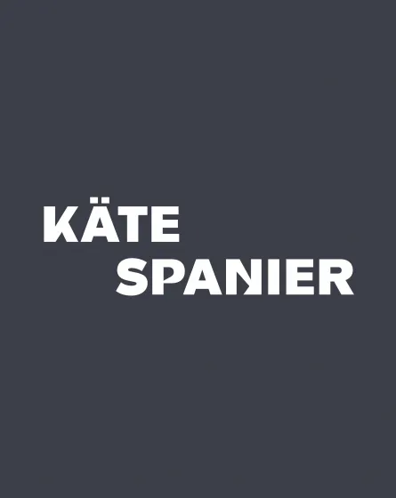 Schwarze Fläche auf der in weißen Buchstaben der Name "Käte Spanier" steht.