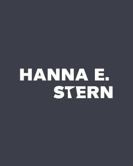 Schwarze Fläche auf der in weißen Buchstaben der Name "Hanna E. Stern" steht.