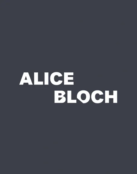 Schwarze Fläche auf der in weißen Buchstaben der Name "Alice Bloch" steht.