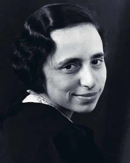 Schwarz-weiß-Foto einer Frau. 