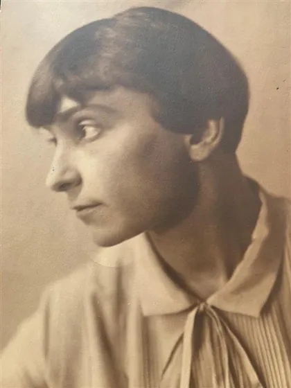  Lateral portrait of a woman with short hair.