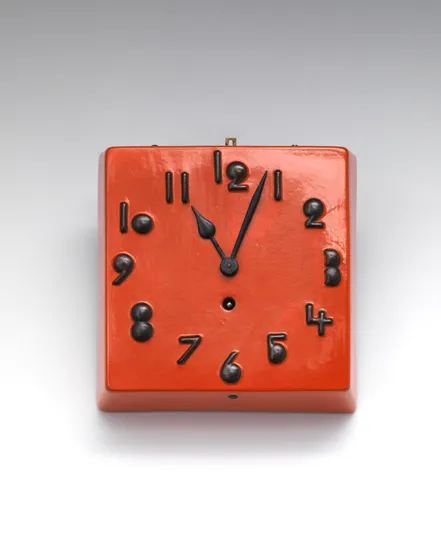 Rotfarbene Wanduhr.