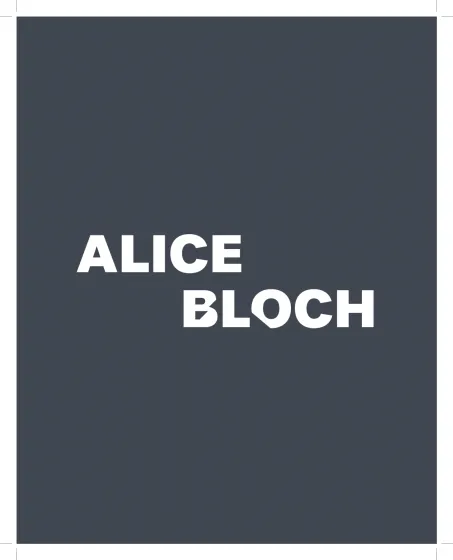 Schwarze Fläche auf der in weißen Buchstaben der Name "Alice Bloch" steht.