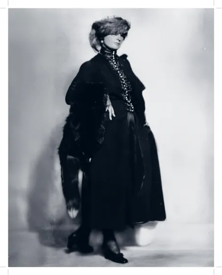 Fotografie von einer posierenden Frau mit Mantel und Mütze.