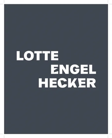 Schwarze Fläche auf der in weißen Buchstaben der Name "Lotte Engel Hecker" steht.
