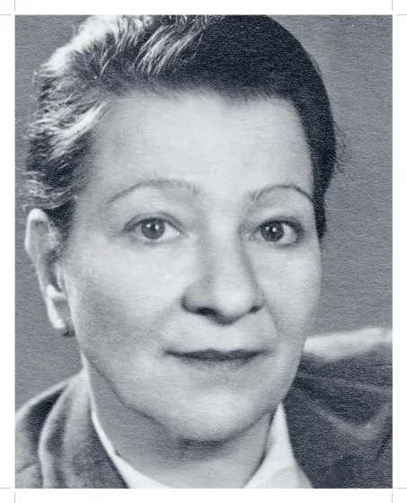 Schwarz-Weiß-Fotografie eines Frauenkopfes. Die Person trägt kurze Haare und blickt direkt in die Kamera. 