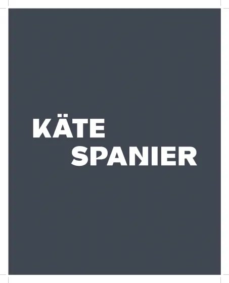 Schwarze Fläche auf der in weißen Buchstaben der Name "Käte Spanier" steht.