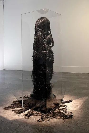 Lebensgroße Skulptur mit bodenlangen Haaren
