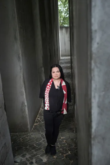Eine Frau steht im Garten des Exils des Jüdischen Museums Berlin